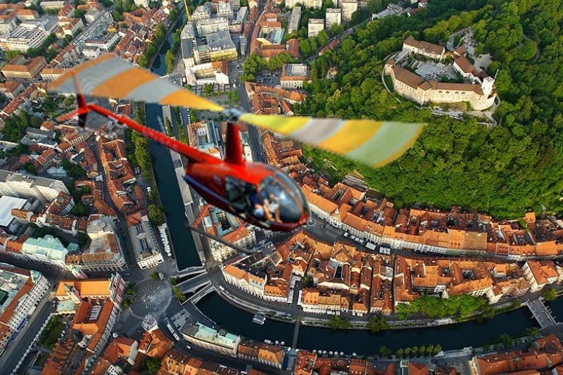 Panoramski polet s helikopterjem nad Ljubljano in okolico / 3 osebe